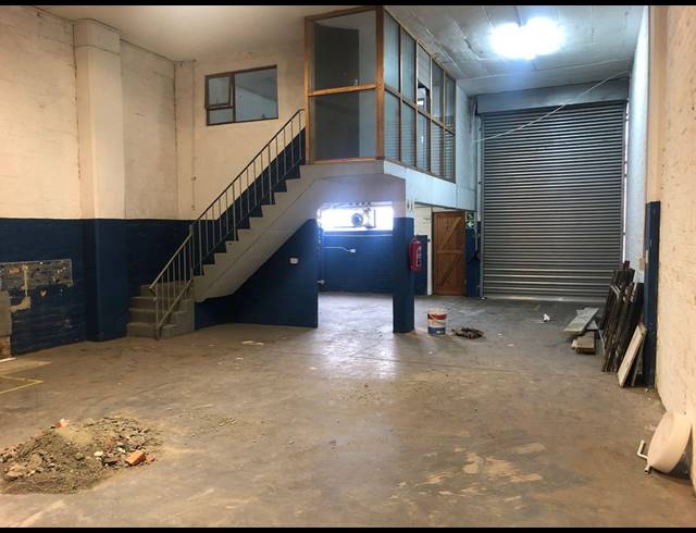 140M² WAREHOUSE RENTED IN SALT RIVER